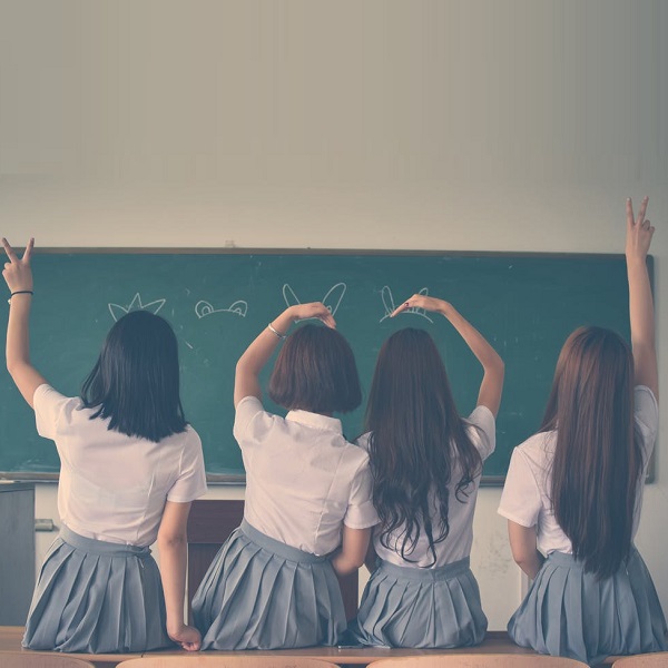 四個女學生背面 - 上課 - 中英物語 ChToEn