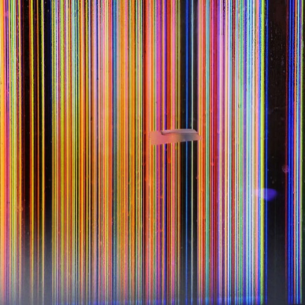 螢幕有彩色的線條英文怎麼表達? 螢幕有彩色的線條英文怎麼表達?